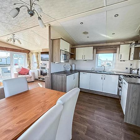 Beautiful Caravan With Decking Wifi At St Osyth Beach Holiday Park Ref 28077Dw Clacton-on-Sea Exterior foto