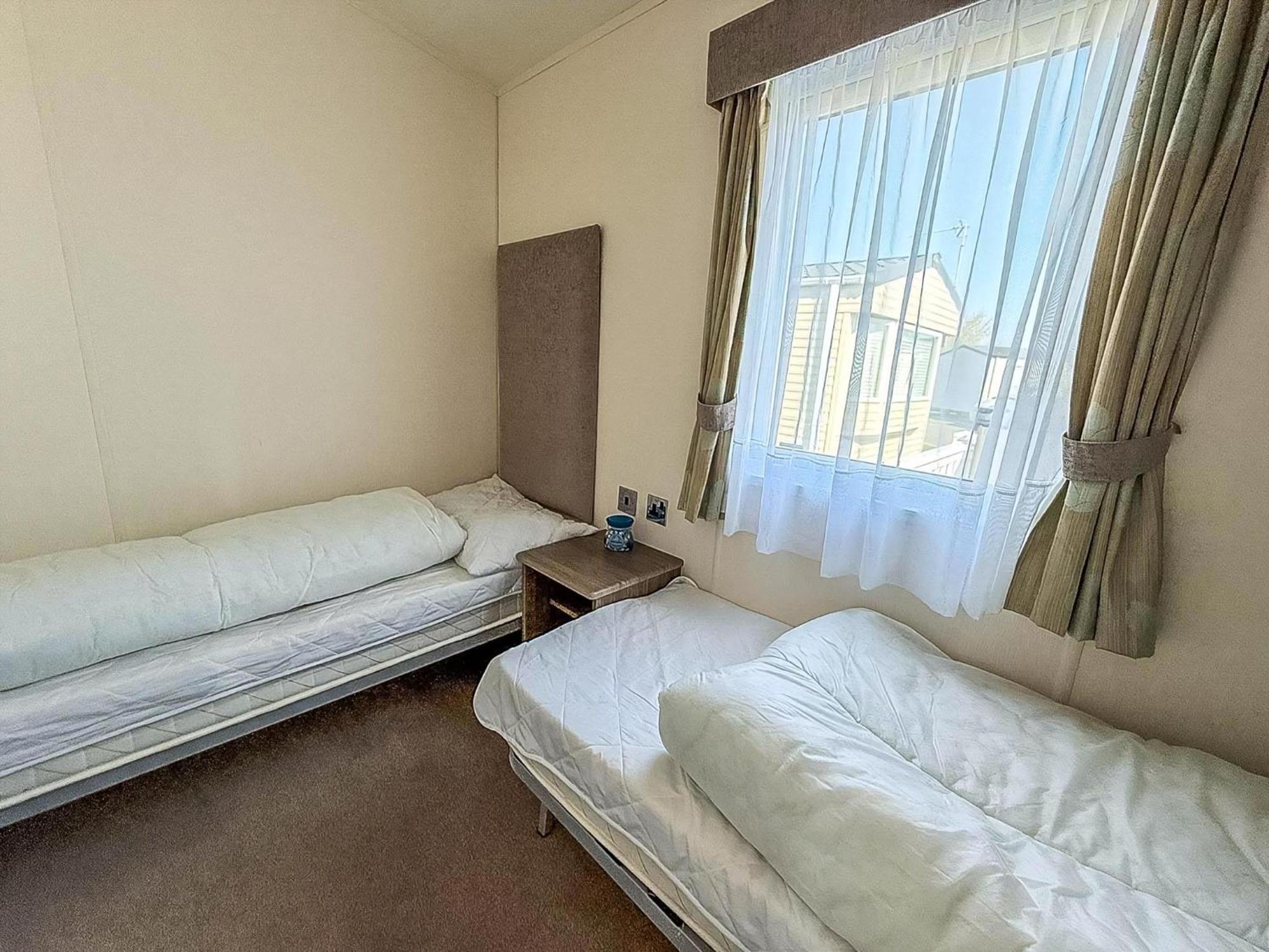 Beautiful Caravan With Decking Wifi At St Osyth Beach Holiday Park Ref 28077Dw Clacton-on-Sea Exterior foto