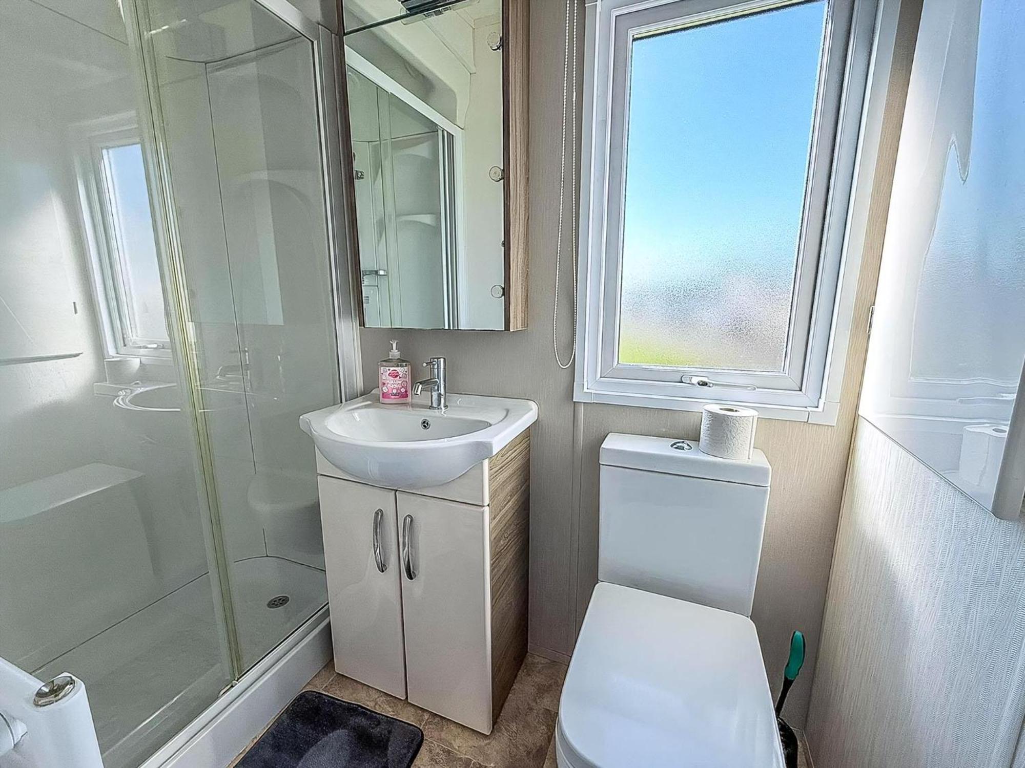 Beautiful Caravan With Decking Wifi At St Osyth Beach Holiday Park Ref 28077Dw Clacton-on-Sea Exterior foto