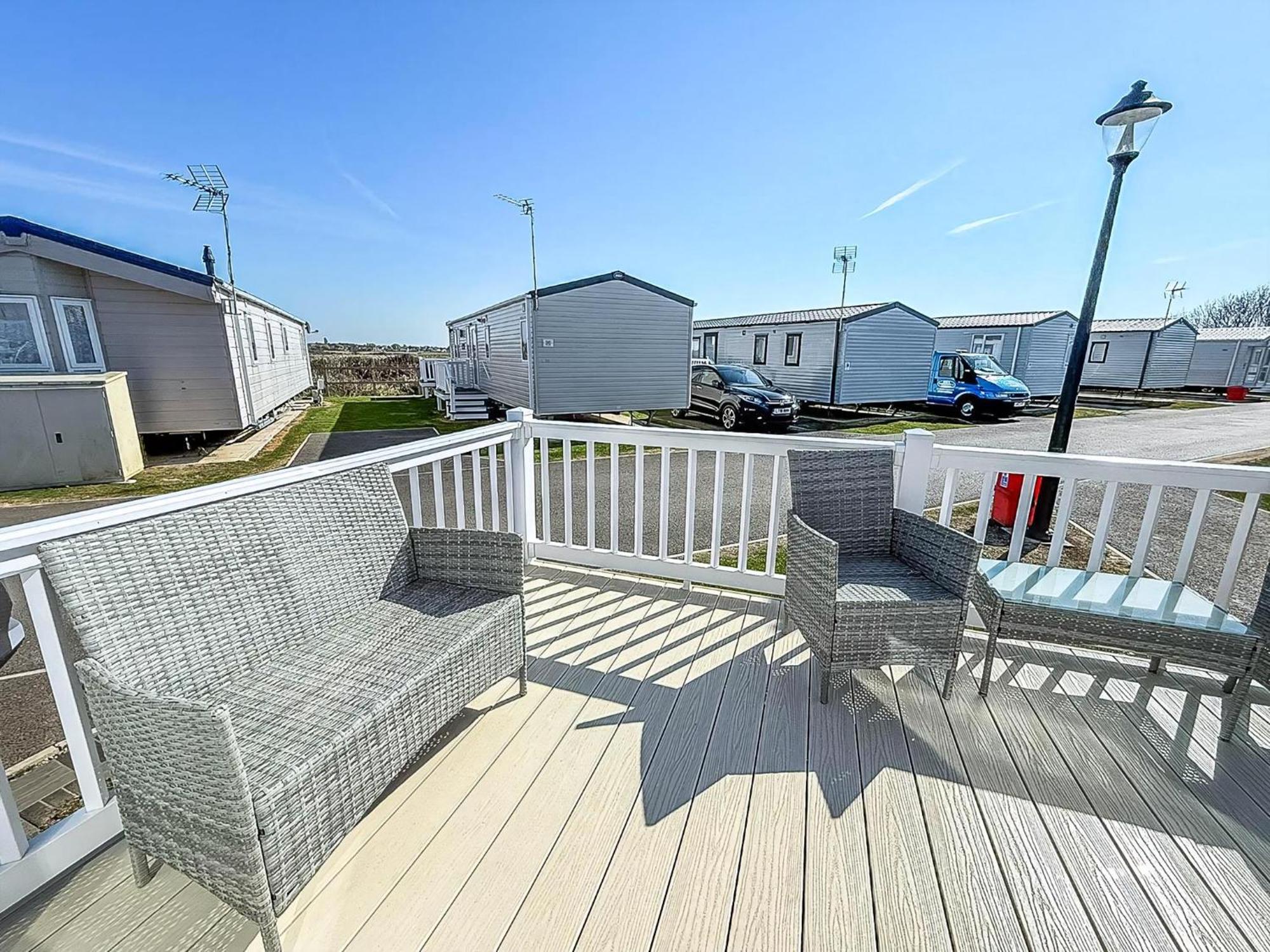 Beautiful Caravan With Decking Wifi At St Osyth Beach Holiday Park Ref 28077Dw Clacton-on-Sea Exterior foto