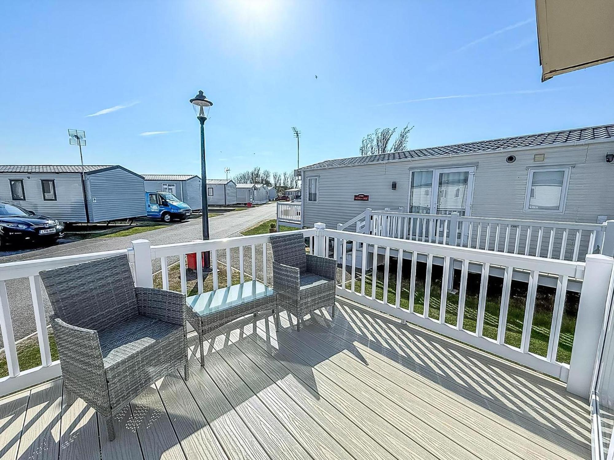 Beautiful Caravan With Decking Wifi At St Osyth Beach Holiday Park Ref 28077Dw Clacton-on-Sea Exterior foto