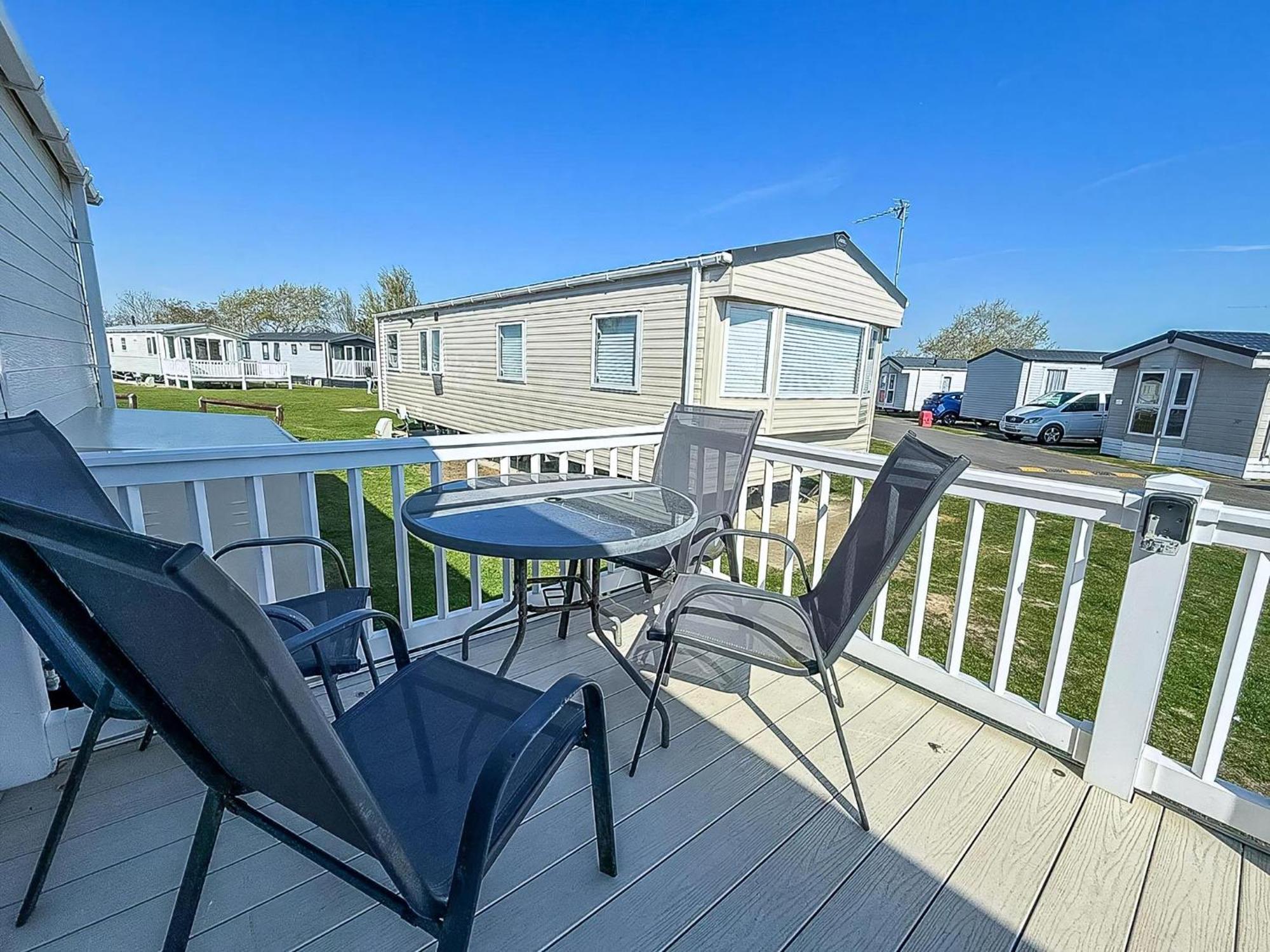 Beautiful Caravan With Decking Wifi At St Osyth Beach Holiday Park Ref 28077Dw Clacton-on-Sea Exterior foto