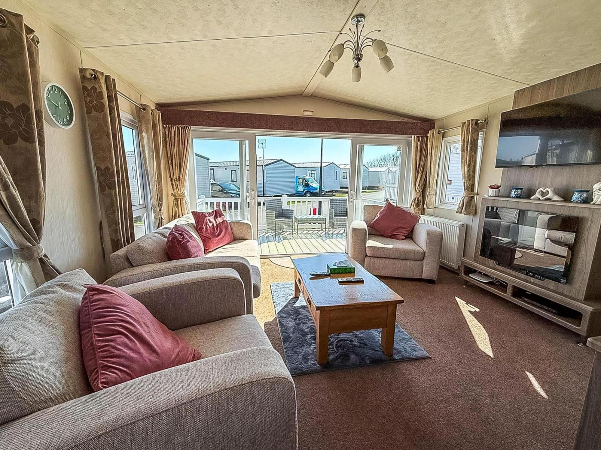 Beautiful Caravan With Decking Wifi At St Osyth Beach Holiday Park Ref 28077Dw Clacton-on-Sea Exterior foto