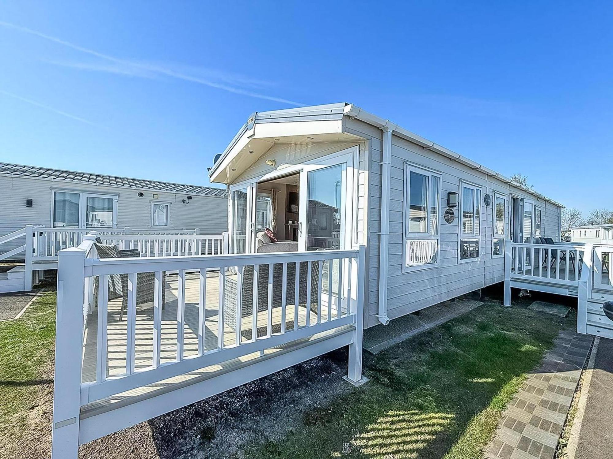 Beautiful Caravan With Decking Wifi At St Osyth Beach Holiday Park Ref 28077Dw Clacton-on-Sea Exterior foto